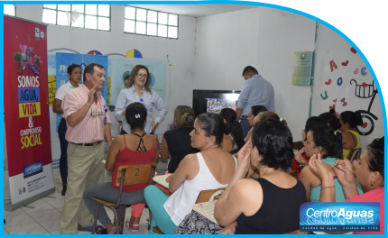 funcionarios de CENTROAGUAS realizando charla a usuarios de la cárcel de Tuluá fotografía de funcionarios de CENTROAGUAS realizando charla a usuarios de la cárcel de Tuluá