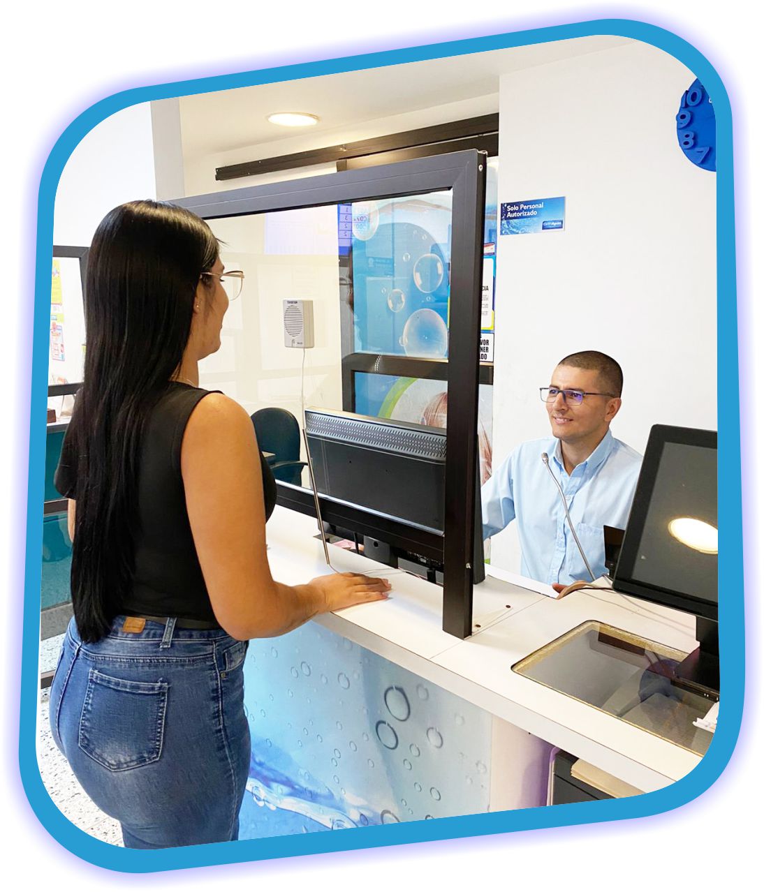 Oficina de Atención al Usuario Imagen representativa atendiendo a usuario